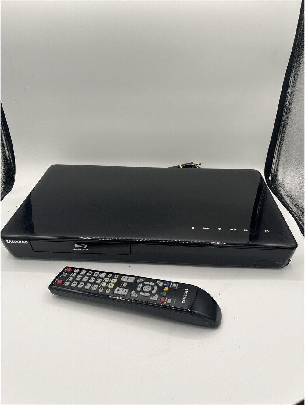 Samsung BD-P3600 Blu-Disc DVD CD Player Media Streaming + Remote HDMI Bundle